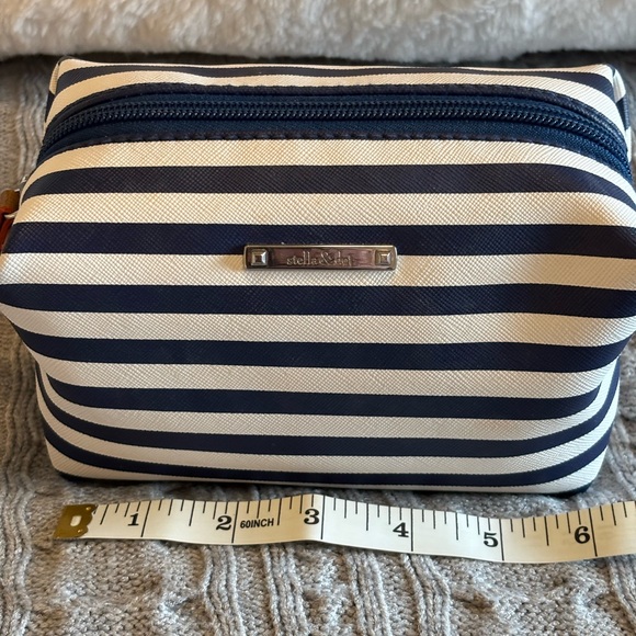 Stella&Dot Navy and White Striped Cosmetic Bag
BEST BUY EVER❤️❤️. - Picture 4 of 10